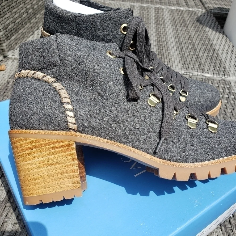 NWT Jack Rogers Poppy Flannel Hiker lug boots size 9.5.